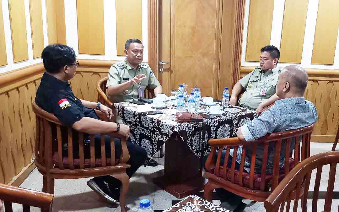 Walikota bersama, ketua Koordinator PWI Jakarta Selatan saat ngobrol santai