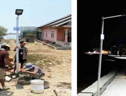 GERTAKAU Vokasi UI Pasang Lampu Panel Tenaga Surya di Desa Pantai Bakti, Muara Bungin, Bekasi
