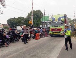 Operasi Patuh Candi 2024; Lalu lintas Padat, Polisi Atur Jalan di Perlintasan KA Teguhan
