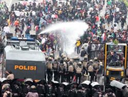Gelombang Demo Buruh Pecah di Berbagai Daerah, Satu Ojol Terlindas