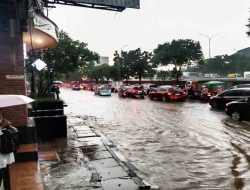Hujan Deras, Sejumlah Ruas Jalan di Jaksel Banjir dan Mengalami Kemacetan