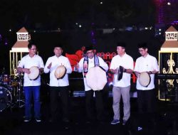 Pemprov DKI Jakarta Gelar Festival Nyebrang dan Pawai Obor di Taman Bendera Pusaka, Jaksel 