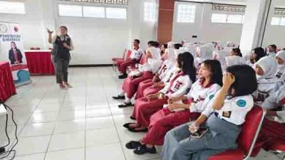 Tuti Turimiyanti, S.E. Anggota Komisi 1.DPRD TK I Prov. Jabar, Mengabdi Pendidikan Demokrasi  Pada SMK Bina Wisata Lembang